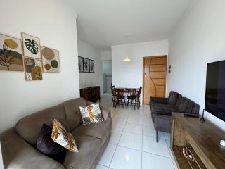 Apto 3 quadras da Praia Aviação, varanda com churrasqueira, 2 quartos, 2 banheiros, estacionamento - 3