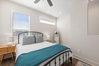 Swamp House Luxury Amenities Chic New 65 inch TV - Lafayette - 4