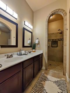 Wonderful, plush & luxurious 3 Bed Room Home - El Paso - 2