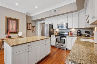 Top Of York Rooftop Patio 3 Bathrooms Movie Room-3-4 - 2