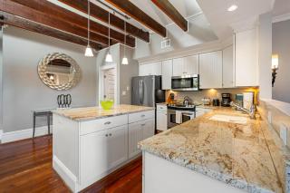 Penthouse! Rooftop Deck Movie Room Walkable-4 - Savannah - 1