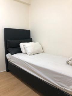 Moagi Stay Alamanda - Netflix Ready! at Bassura City Apartment - 2