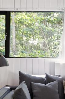Live In A 70S Oasis In The Middle Of The Forest - 6
