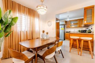 Chic Urban Retreat with Pool, Gym, & Free Parking - Santiago de los Caballeros - 4