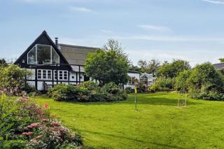 Timber-Framed With Bright And Idyllic Garden - 5