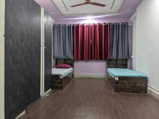 Friendzy Stays - Pune - 1