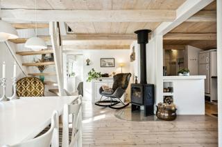 Timber-Framed With Bright And Idyllic Garden - 6