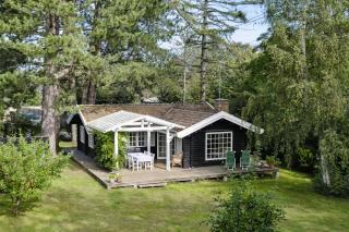 Wooden House With Nostalgia Near Beach - 9