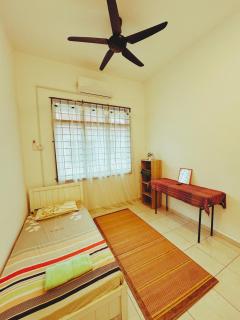 Fallem's Homestay Melaka I 4 ROOMS I FULLY AIRCOND I 9 PAX I FREE WIFI I NETFLIX I INTEX POOL - Malaca - 1