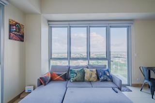Rare Top Floor Luxury Corner Suite 1 Bedroom plus Den 668 sq ft Aerial View - 7