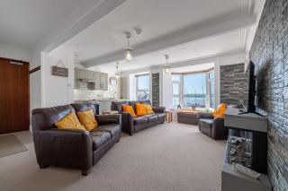 Spacious 3 Bedroom Sea View Flat - 7