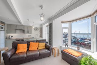 Spacious 3 Bedroom Sea View Flat - 8