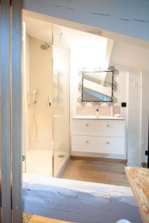 Stylish & Spacious 2-Bed Duplex in Cannes - 6