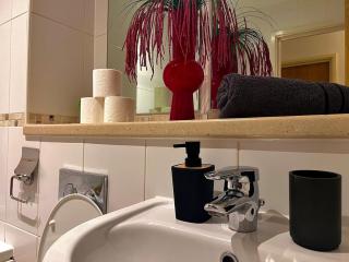 Vivid, Stylish, Central, Bold, Retro, Intimate, Red Accents, Striking Design, City Centre, 1BR - Sheffield - 9