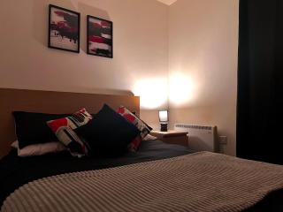 Vivid, Stylish, Central, Bold, Retro, Intimate, Red Accents, Striking Design, City Centre, 1BR - Sheffield - 7