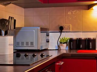 Vivid, Stylish, Central, Bold, Retro, Intimate, Red Accents, Striking Design, City Centre, 1BR - Sheffield - 6