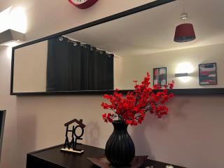Vivid, Stylish, Central, Bold, Retro, Intimate, Red Accents, Striking Design, City Centre, 1BR - Sheffield - 5