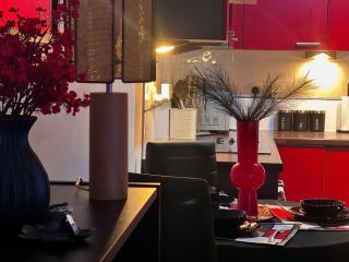 Vivid, Stylish, Central, Bold, Retro, Intimate, Red Accents, Striking Design, City Centre, 1BR - Sheffield - 4