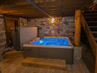 GrizzPaw Lodge - Mountain Resort - 5 Bedroom Chalet - Sleeps 14 People - 4