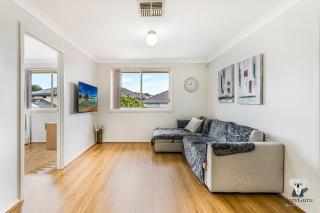 West Hoxton Spacious 7-Person Home with Backyard - West Hoxton - 9