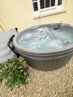 Little Gem in the Forest of Dean! Hot tub, Private garden, Dog Friendly, Smart TVs and Beautiful Historic Village Location! - Saint Briavels - 9