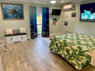 Guest suite - Waterfront -Pool & Hot tub- Walk to Beach - 4
