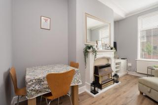 Three Bedroom House by Brookland Stays Serviced Accommodation Short Lets Manchester with Free WiFi - 5