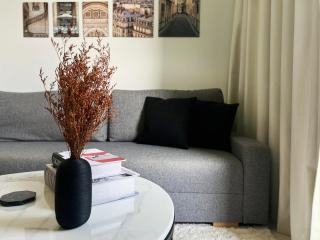 KeyRock Living - 1BR Luxury with Lake View at Reva - 4