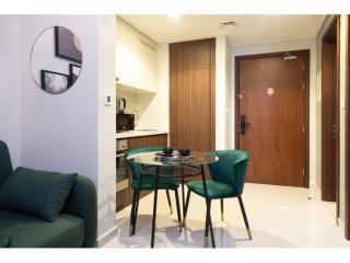 Luxury 1-Bedroom Apartment with Pool, Gym & Balcony in Business Bay - 1