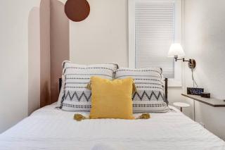 Contemp, Quaint Entire 2Bd unit - 1