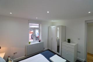 London Gorgeous Two Bedroom Apartment - Mitcham - 5