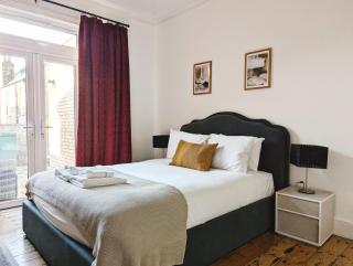 Colney Hatch Lane - Spacious 2-Bed 2-Bath Home with Private Garden - Londra - 2