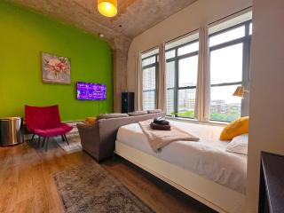 McCormick Place Studio with optional parking and sleeps up to 4 - 8