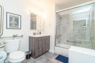 McCormick Place Studio with optional parking and sleeps up to 4 - 1