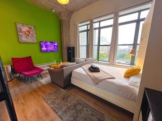 McCormick Place Studio with optional parking and sleeps up to 4 - 3