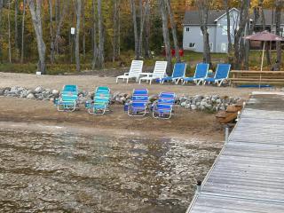 Waterfront cottage with hot tub & private beach in Muskokas - - 9