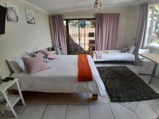 Sky Deck Lodge - Hartbeespoort - 3