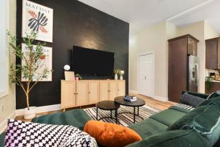 FREE Parking, Netflix in East Liberty Near Shopping - 2