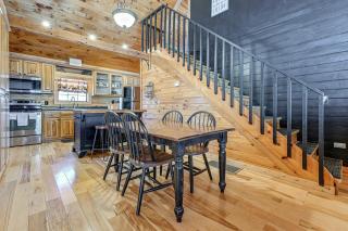 13 Mi to Lake Chatuge Hiawassee Cabin with Views! - Hiawassee - 5