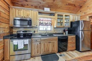 13 Mi to Lake Chatuge Hiawassee Cabin with Views! - Hiawassee - 4