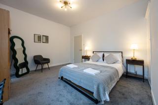 Spacious Modern 3BR Home, Sleeps 7 Levenshulme Perfect for Short & Long Stays - Manchester - 4