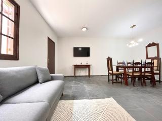 2 suítes, perto da praia do forte, churrasqueira e chuveirão - 0