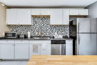 Charming 2-Bedroom Home with Private Gym - Indianapolis - 6