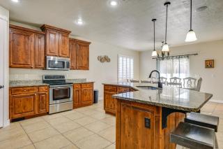 Utah Retreat with Heated Pool, Grill and Fire Pit! - Hurricane - 3