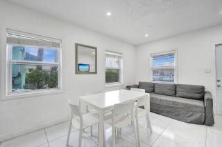 Seaside Beach House - Hollywood - 5