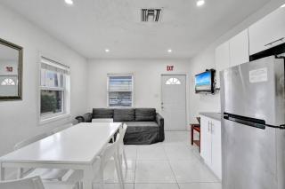 Seaside Beach House - Hollywood - 3
