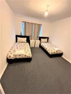 4 Bedroom House - North Dagenham - Dagenham - 6