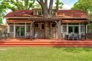 Pecan Bliss Large Kitchen Fire pit sleeps 6 - Fredericksburg - 0