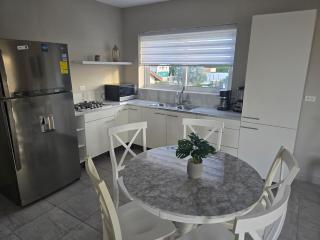 New, cozy & close to everything - Palm-Eagle Beach - 9