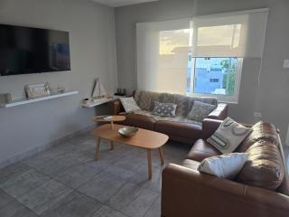 New, cozy & close to everything - Palm-Eagle Beach - 8